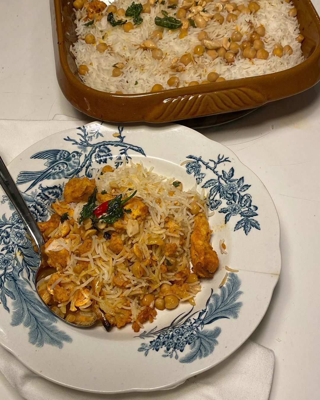 Tikka-masalakyckling med ris, smaksatt med kikärtor, saffran, smörstekta jordnötter och mynta